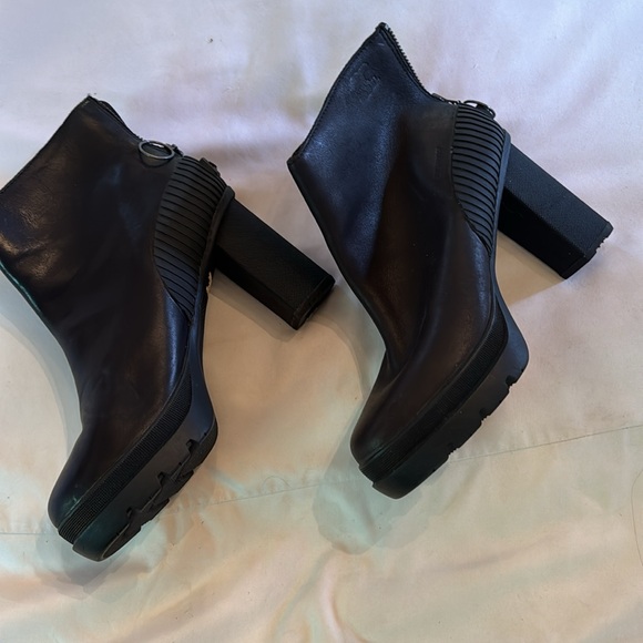 Sorel black leather stacked heeled weatherproof boots. Size 9 - Picture 3 of 5